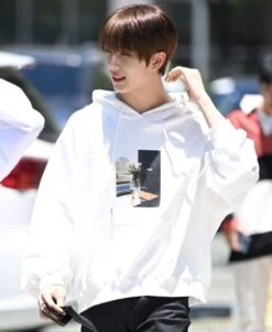 White Flower Vase Print Hoodie | Jisung - NCT -Amped Apparel 2024 03 22 20 27 59 FUKPZEMagAA07vE 1024×1862 600x731 1