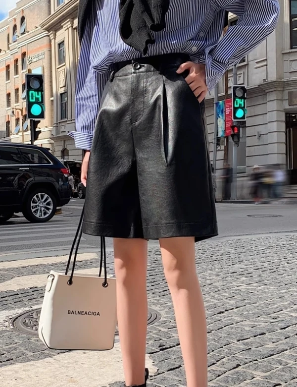 Black Faux Leather Mid-Length Shorts | Soobin - TXT 6 Black Faux Leather Mid-Length Shorts | Soobin - TXT - Image 4