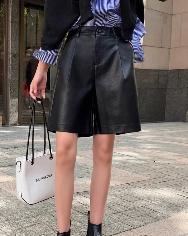 Black Faux Leather Mid-Length Shorts | Soobin - TXT 5 Black Faux Leather Mid-Length Shorts | Soobin - TXT - Image 3