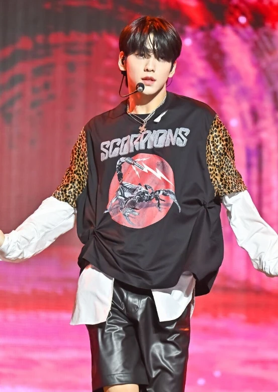 Black Faux Leather Mid-Length Shorts | Soobin - TXT 14 Black Faux Leather Mid-Length Shorts | Soobin - TXT - Image 12