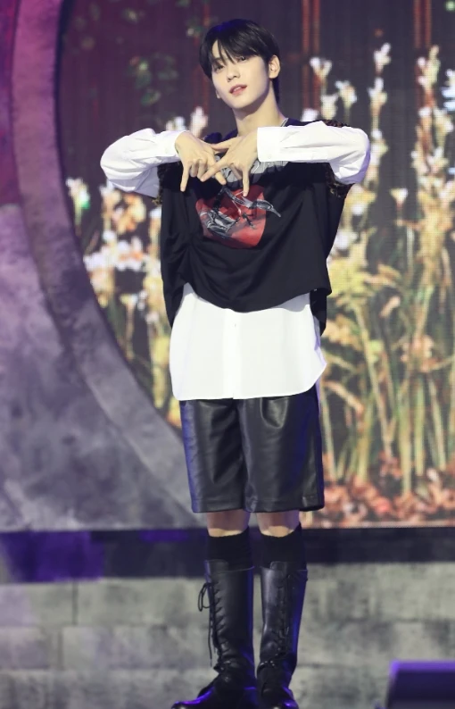 Black Faux Leather Mid-Length Shorts | Soobin - TXT 15 Black Faux Leather Mid-Length Shorts | Soobin - TXT - Image 13