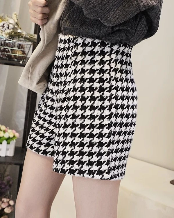 Black And White Wide-Leg Houndstooth Shorts | Jisoo - BlackPink 4 Black And White Wide-Leg Houndstooth Shorts | Jisoo - BlackPink - Image 2