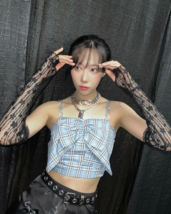 Black Bow And Lace Pleated Skirt | Handong - Dreamcatcher 11 Black Bow And Lace Pleated Skirt | Handong - Dreamcatcher - Image 9