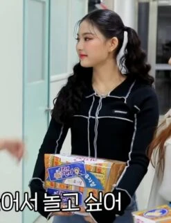 Black Edging Outlines Collared Top | Isa - STAYC -Amped Apparel Black Edging Outlines Collared Top Isa STAYC Idol 600x780 1