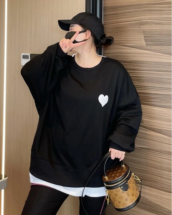 Black Heart Crossed-Back Sweatshirt | Yuqi - (G)I-DLE 4 Black Heart Crossed-Back Sweatshirt | Yuqi - (G)I-DLE - Image 2