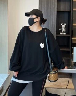 Black Heart Crossed-Back Sweatshirt | Yuqi - (G)I-DLE 16 Black Heart Crossed-Back Sweatshirt | Yuqi - (G)I-DLE -Amped Apparel Black Heart Crossed Back Sweatshirt Yuqi GI DLE 4 600x750 1