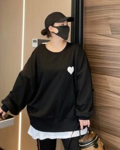 Black Heart Crossed-Back Sweatshirt | Yuqi - (G)I-DLE 17 Black Heart Crossed-Back Sweatshirt | Yuqi - (G)I-DLE -Amped Apparel Black Heart Crossed Back Sweatshirt Yuqi GI DLE 5 600x751 1