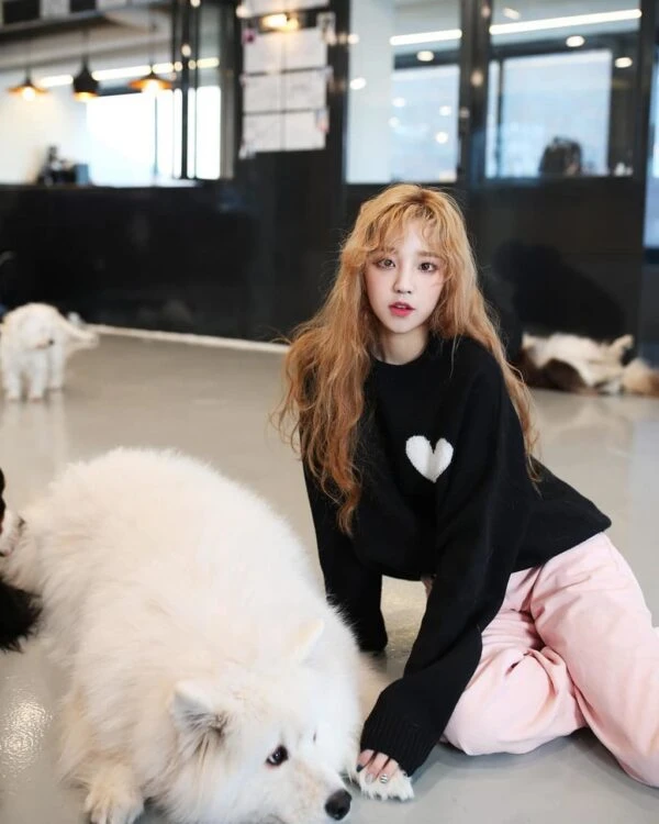 Black Heart Crossed-Back Sweatshirt | Yuqi - (G)I-DLE 14 Black Heart Crossed-Back Sweatshirt | Yuqi - (G)I-DLE - Image 12