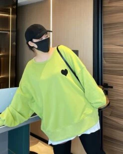 Black Heart Crossed-Back Sweatshirt | Yuqi - (G)I-DLE 19 Black Heart Crossed-Back Sweatshirt | Yuqi - (G)I-DLE -Amped Apparel Black Heart Crossed Back Sweatshirt Yuqi GI DLE 7 600x751 1