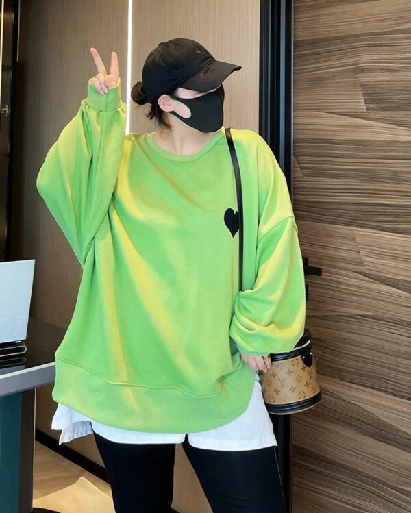 Black Heart Crossed-Back Sweatshirt | Yuqi - (G)I-DLE 9 Black Heart Crossed-Back Sweatshirt | Yuqi - (G)I-DLE - Image 7