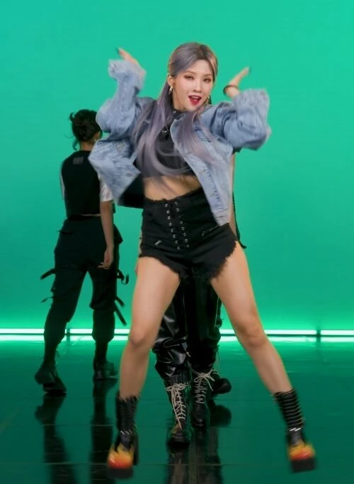 Black Lace-Up Zipper Shorts | Soyeon - (G)I-DLE 13 Black Lace-Up Zipper Shorts | Soyeon - (G)I-DLE - Image 11