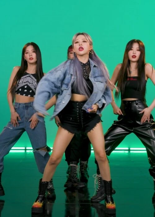 Black Lace-Up Zipper Shorts | Soyeon - (G)I-DLE 14 Black Lace-Up Zipper Shorts | Soyeon - (G)I-DLE - Image 12
