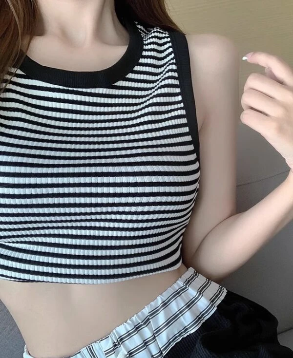 Black Stripes Knitted Top | Nayeon - Twice 4 Black Stripes Knitted Top | Nayeon - Twice - Image 2