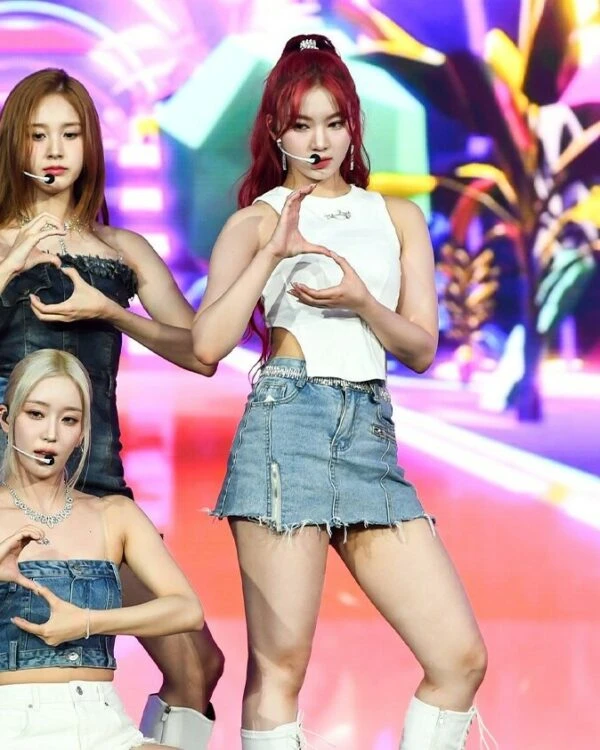 Blue Denim Skort With Zipper Details | Isa - STAYC 8 Blue Denim Skort With Zipper Details | Isa - STAYC - Image 6