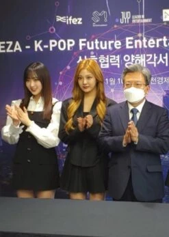 Black Star Buttoned Dress | Giselle - Aespa 11 Black Star Buttoned Dress | Giselle - Aespa -Amped Apparel Giselle Aespa Star Buttoned Black Dress 2 600x842 1