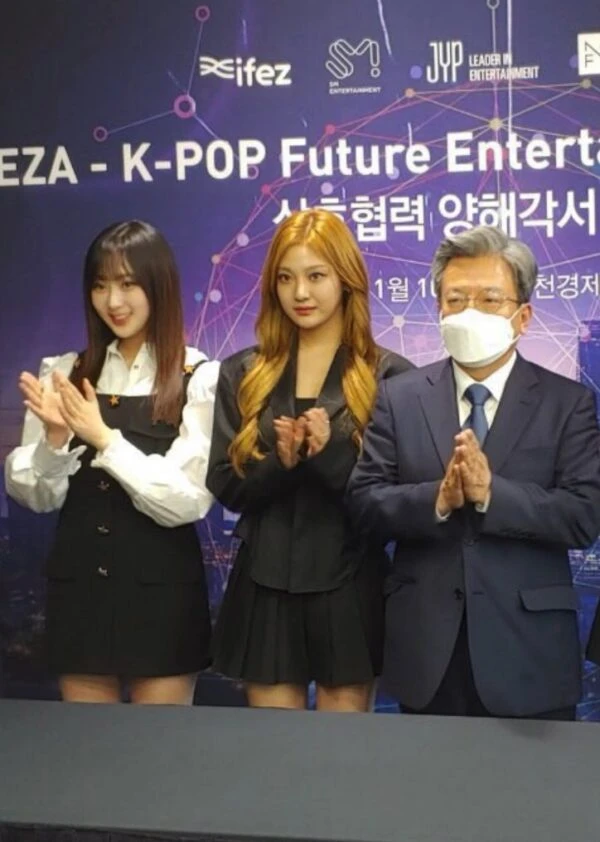 Black Star Buttoned Dress | Giselle - Aespa 7 Black Star Buttoned Dress | Giselle - Aespa - Image 5