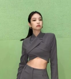 Grey Cropped Suit Blazer Top | Jennie - BlackPink 26 Grey Cropped Suit Blazer Top | Jennie - BlackPink -Amped Apparel Grey Cropped Suit Blazer Top Jennie BlackPink 600x665 1