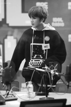 Black Retro Style Sweatshirt | Haechan - NCT -Amped Apparel Haechan Retro Style Sweater Inspiration 2