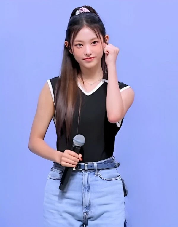 Black Polo Collar Sleeveless Top | Haerin - NewJeans 8 Black Polo Collar Sleeveless Top | Haerin - NewJeans - Image 6