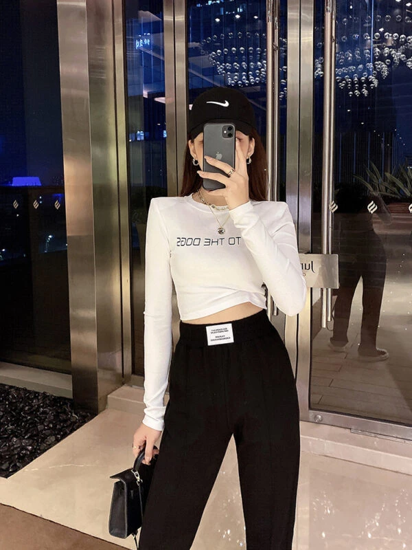 White Go To The Dogs Long Sleeve Crop Top | Hyuna 3 White Go To The Dogs Long Sleeve Crop Top | Hyuna