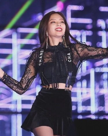 Black Top With Lace And Skirt Set | Jennie - Blackpink 7 Black Top With Lace And Skirt Set | Jennie - Blackpink - Image 5