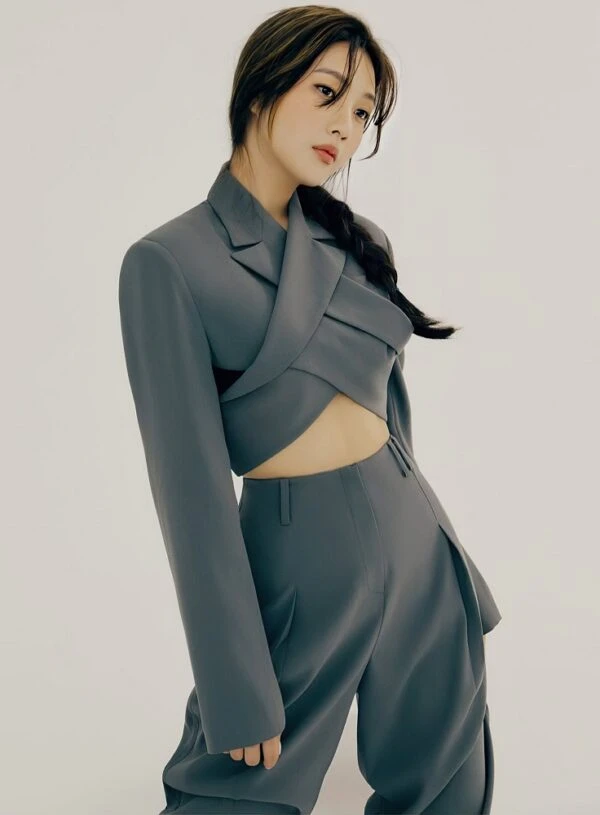 Grey Cropped Suit Blazer Top | Jennie - BlackPink 15 Grey Cropped Suit Blazer Top | Jennie - BlackPink - Image 13