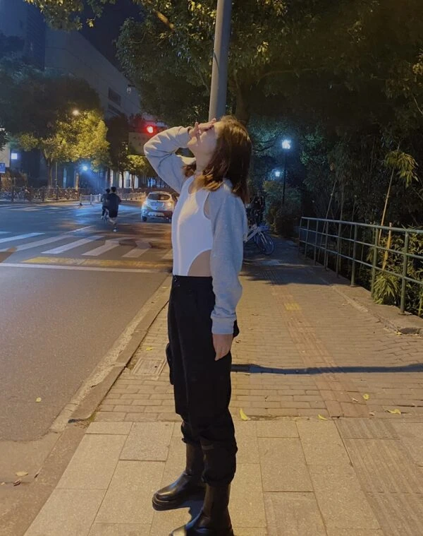 Grey Bolero Sweatshirt And Leotard Top | Lisa - BlackPink 4 Grey Bolero Sweatshirt And Leotard Top | Lisa - BlackPink - Image 2