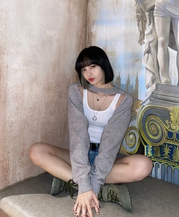 Grey Bolero Sweatshirt And Leotard Top | Lisa - BlackPink 11 Grey Bolero Sweatshirt And Leotard Top | Lisa - BlackPink - Image 9