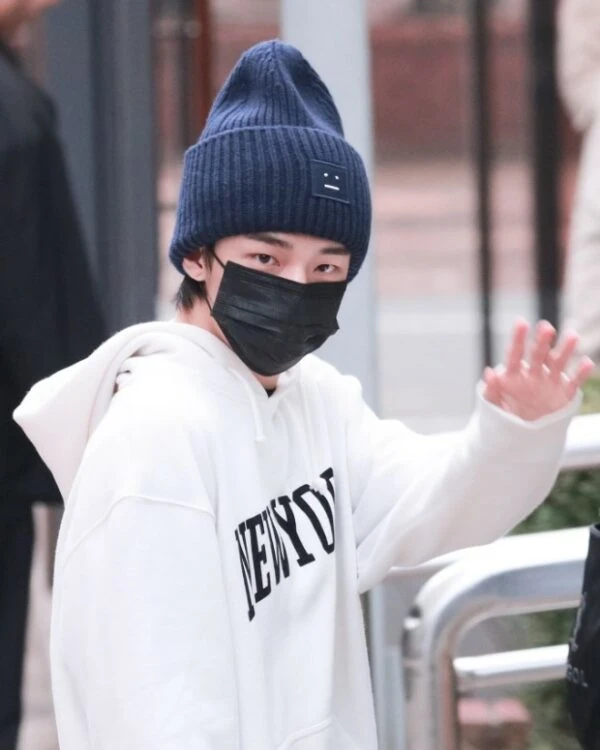 White New York Print Hoodie | Hyunjin - Stray Kids 8 White New York Print Hoodie | Hyunjin - Stray Kids - Image 6
