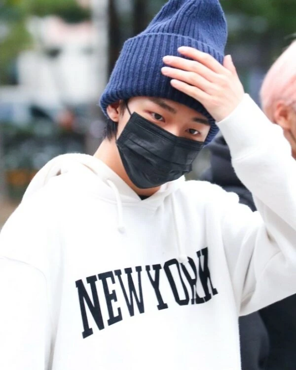 White New York Print Hoodie | Hyunjin - Stray Kids 7 White New York Print Hoodie | Hyunjin - Stray Kids - Image 5