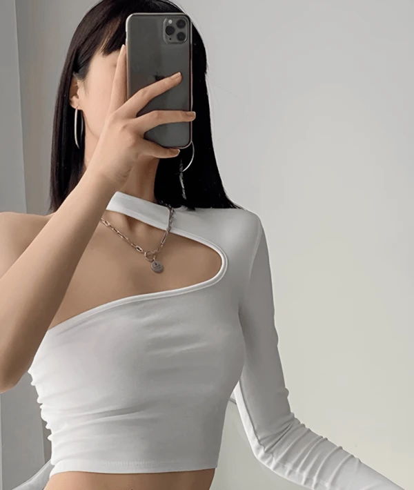 White One-Shoulder Asymmetrical Crop Top | Yeji - ITZY 4 White One-Shoulder Asymmetrical Crop Top | Yeji - ITZY - Image 2