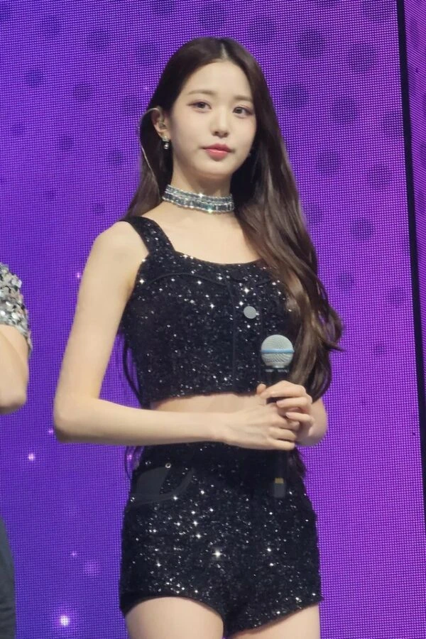 Black Shiny Crop Top | Wonyoung - IVE 9 Black Shiny Crop Top | Wonyoung - IVE - Image 7