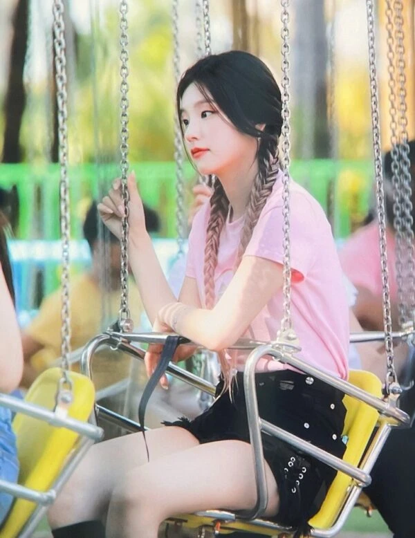 Black Cross Patched Denim Shorts | Yeji - ITZY 11 Black Cross Patched Denim Shorts | Yeji - ITZY - Image 9