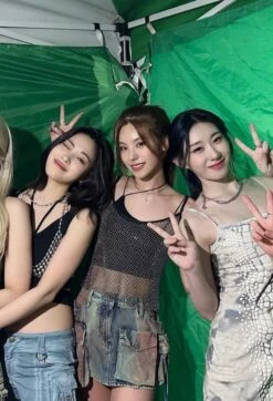 Green Gradient Multi-Pocket Denim Skirt | Yeji - ITZY 22 Green Gradient Multi-Pocket Denim Skirt | Yeji - ITZY -Amped Apparel Yeji ITZY Green Gradient Multi pocket Denim Skirt 1