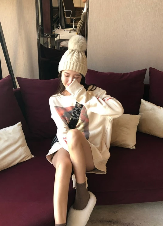 Beige Cat Painting Sweatshirt | Yunhyeong - IKON 6 Beige Cat Painting Sweatshirt | Yunhyeong - IKON - Image 4