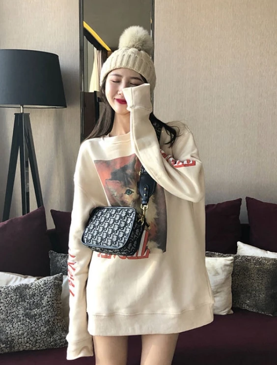 Beige Cat Painting Sweatshirt | Yunhyeong - IKON 4 Beige Cat Painting Sweatshirt | Yunhyeong - IKON - Image 2